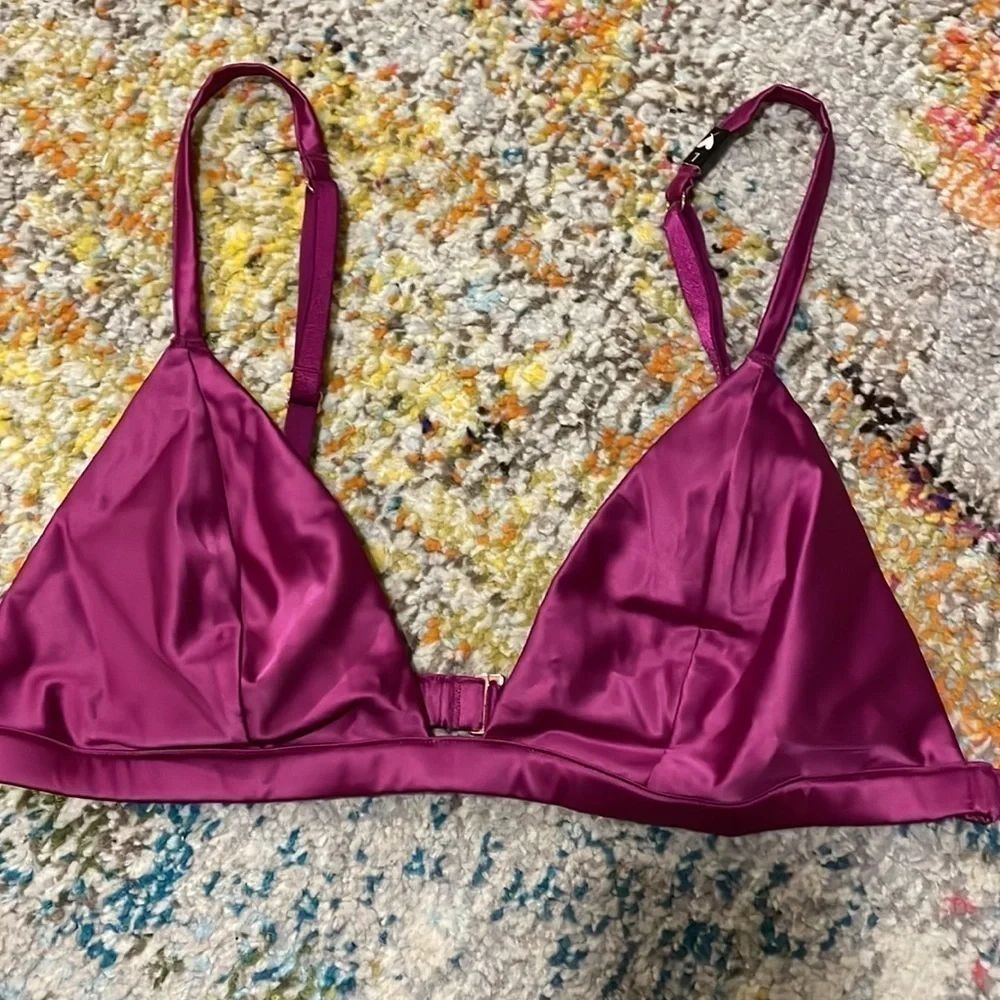 𝅺Victoria’s Secret Triangle Shaped Bra Size L